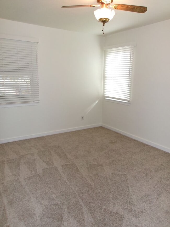 Building Photo - Beautiful 3 bedroom, 2 bath home w/4-car t...