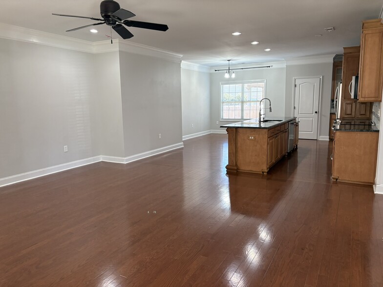 Building Photo - 123 Chelsea Park