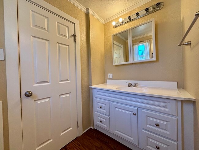 Building Photo - 226 Nigh St