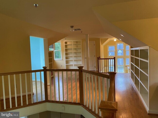 Building Photo - 108 E Park Pl
