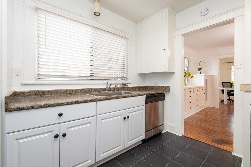 Building Photo - 2001 1/2 Pinehurst Rd