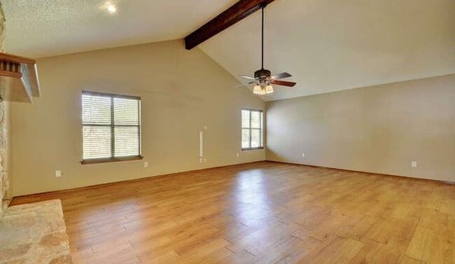 Building Photo - 400 Greenwood Dr