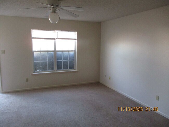 Building Photo - Twentieth, 914-C