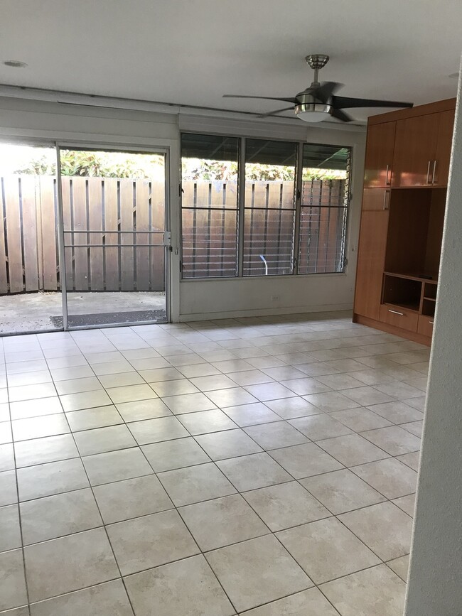 Building Photo - Great location!  Near Kahala mall, great s...