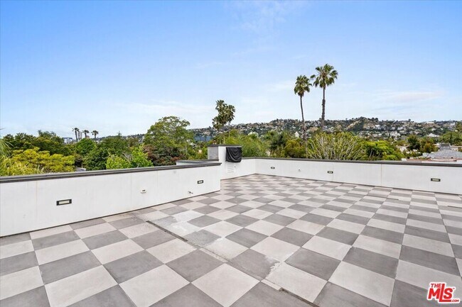 Building Photo - 853 N Kilkea Dr