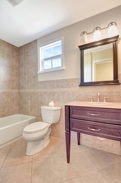 Building Photo - 4610 Pine Tree Dr