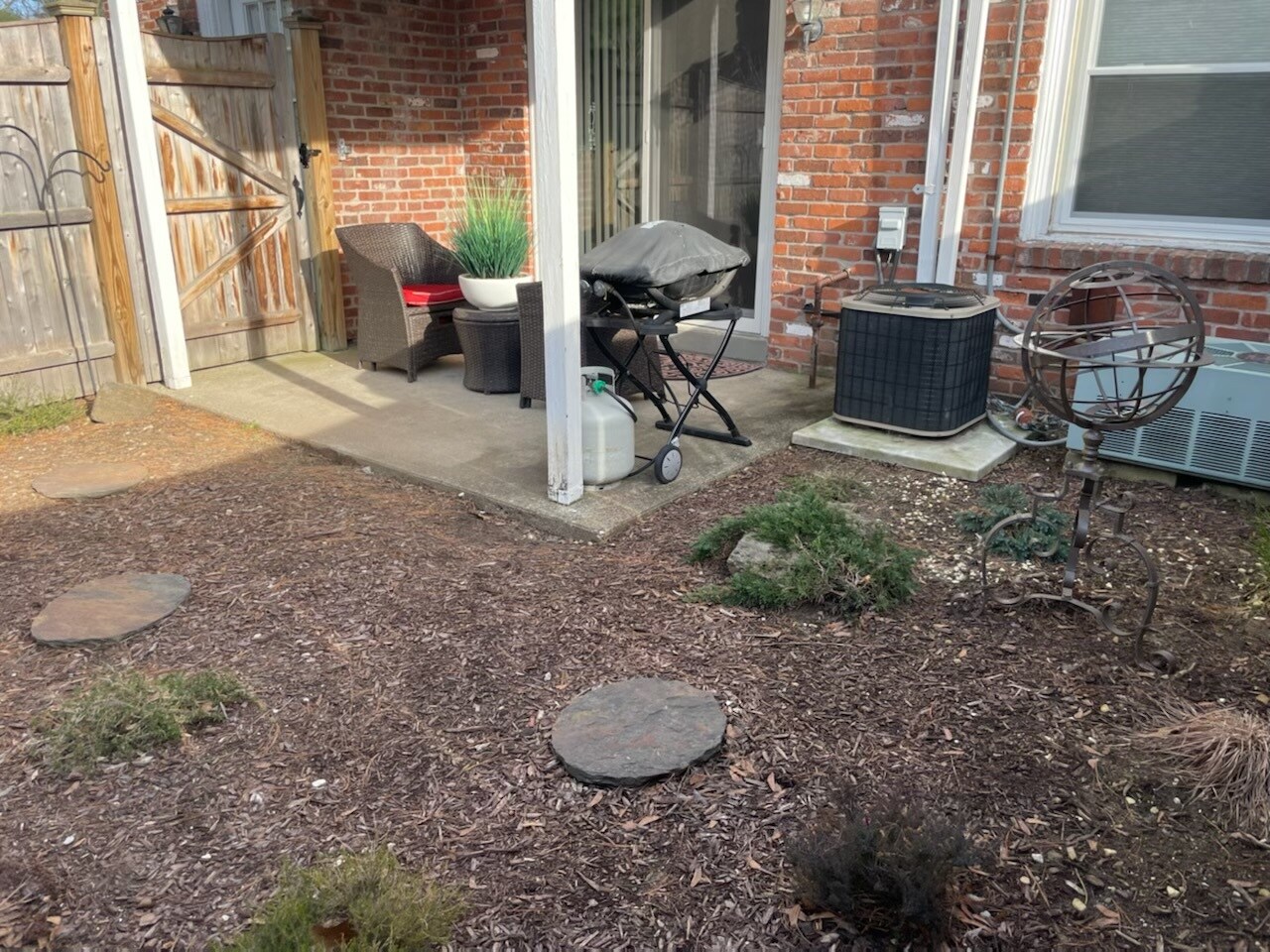 Building Photo - 35 Jamestown Dr