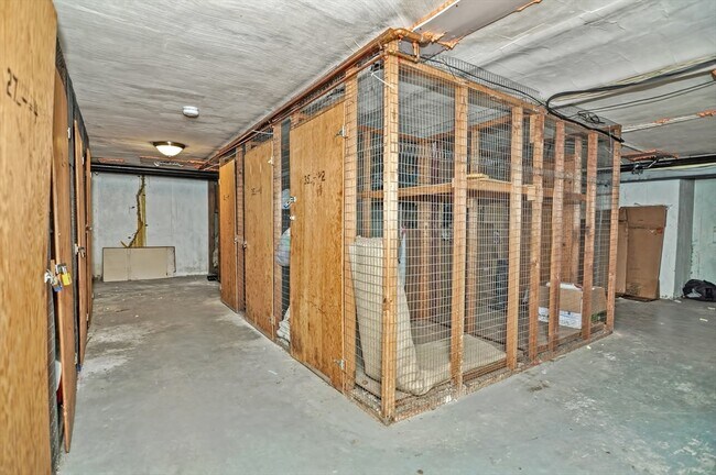 Building Photo - 35 Lake Shore Ct