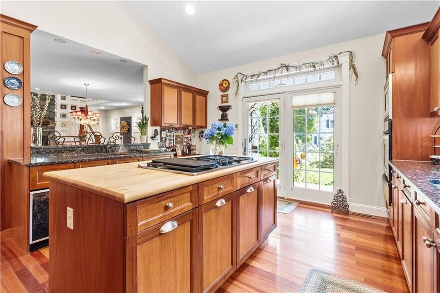 Building Photo - 93 Kickemuit Ave