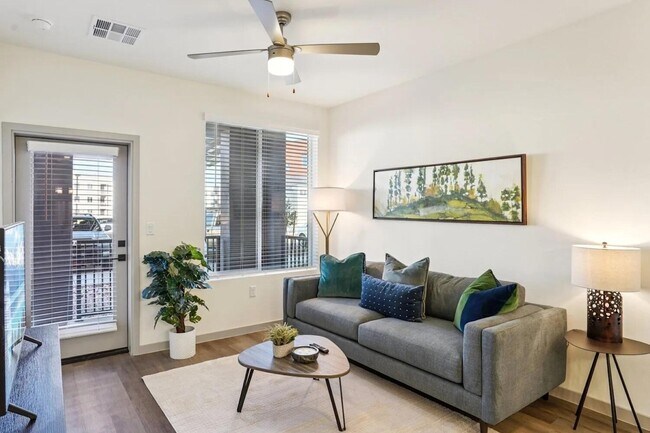 Building Photo - 1161 E O'Neil Dr