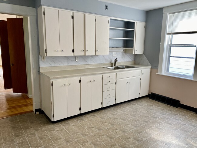 kitchen includes garbage disposal - 1039 Palmer Ave