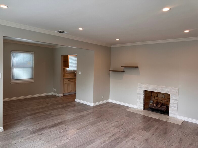 Building Photo - 7454 Gaviota Ave