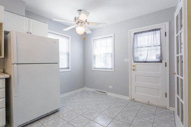 Building Photo - 1301 N Northwest Hwy