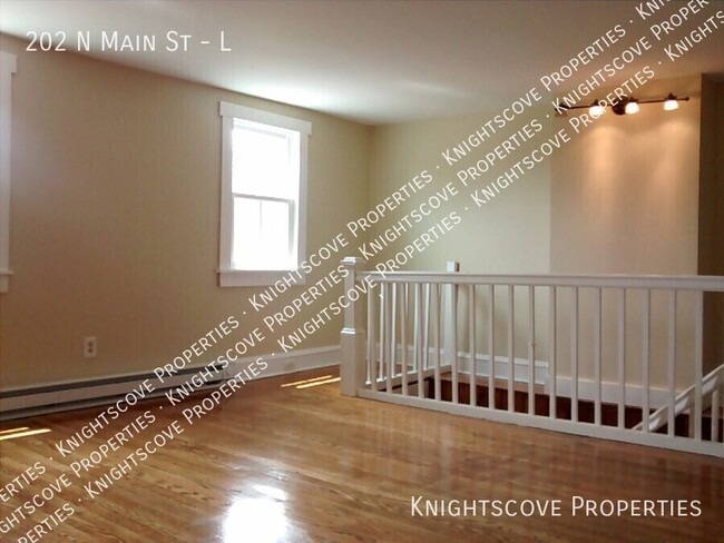 Building Photo - 2nd Floor Waterview...Very charming, new k...