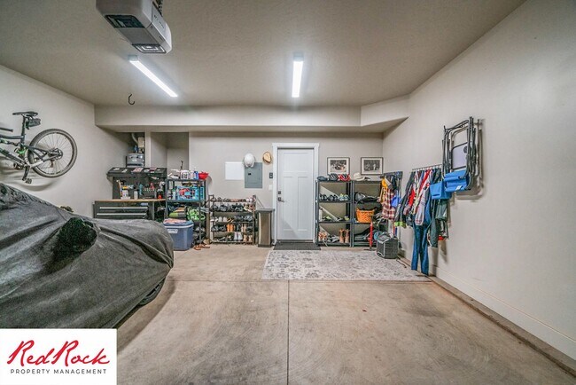 Building Photo - Beautiful townhome in desirable neighborho...