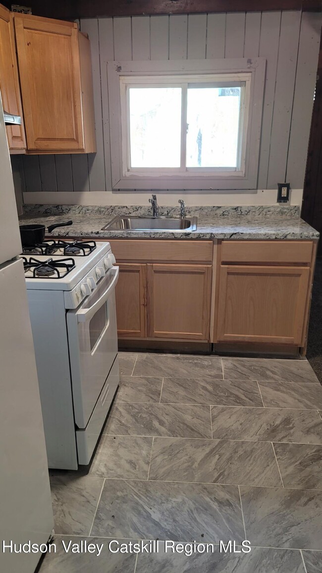 Building Photo - 5 Maple St