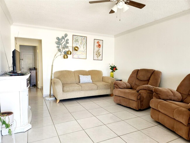 Building Photo - 920 SW 11th Ave