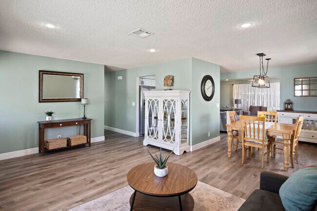 Building Photo - 9032 SE Sandridge Ave