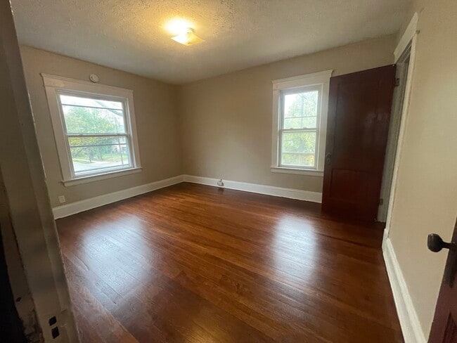 Building Photo - 10112 Columbia Ave