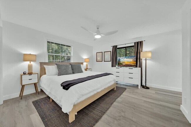 Building Photo - 5999 N Pinegrove Dr