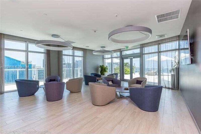 Building Photo - 1100S S Miami Ave