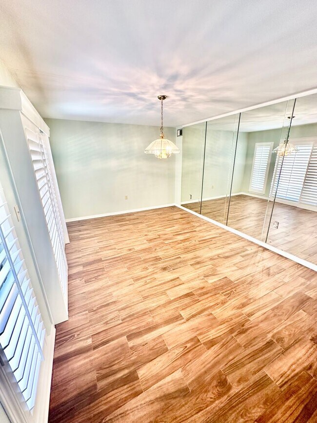 Building Photo - GORGEOUS 3 bedroom/3 bathroom/2 car garage townhome for rent in the desirable DONLABROOK GARDENS!