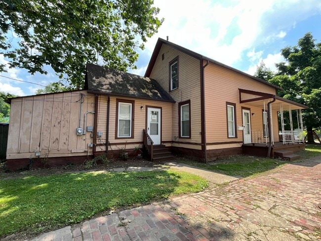 Building Photo - Madison/W.95th neighborhood : 3 bedroom/1 bath single family house available NOW.