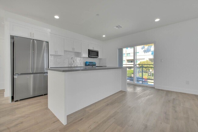 Building Photo - Luxury 2 & 4 Bed Townhomes in NoHo!