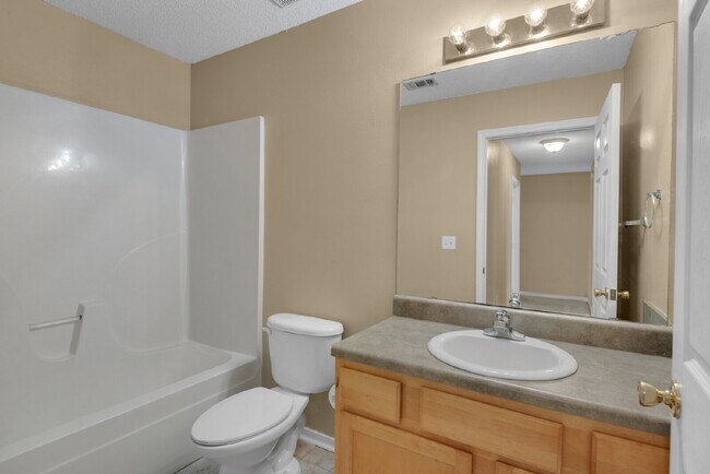 Building Photo - "Charming 3-Bed Townhouse Retreat with 2.5...