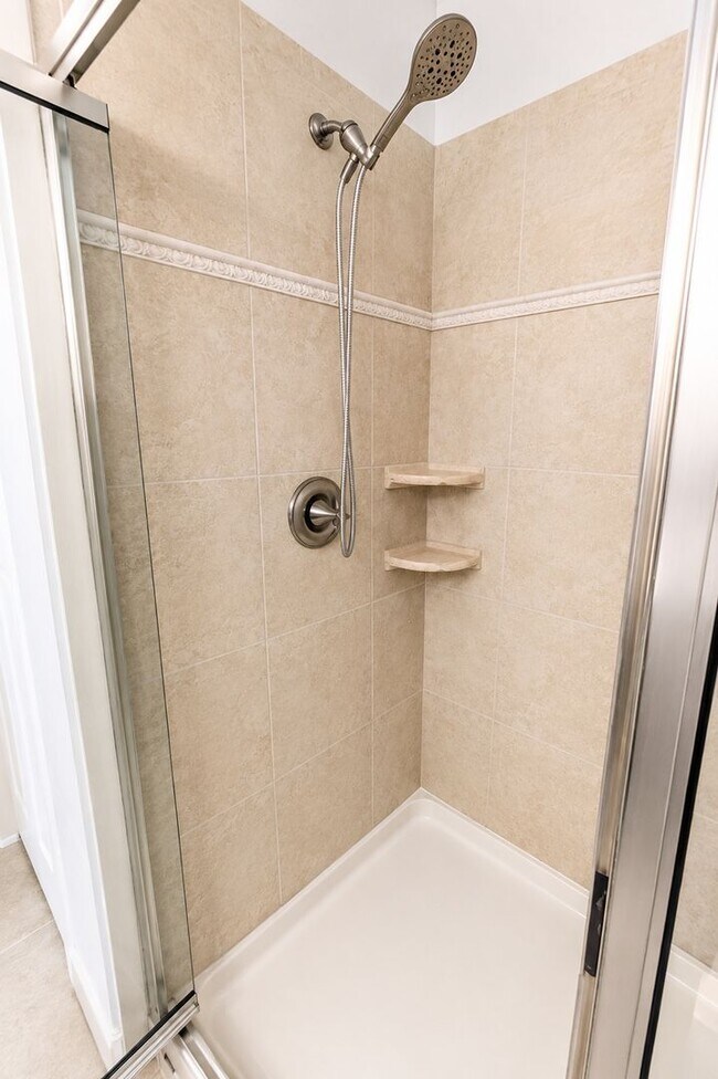 Building Photo - Annual UNFURNISHED 3-bed 2-bath condo in Stonehaven