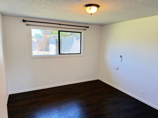 Building Photo - Discover this 3-bedroom 2-bathroom house in a great neighborhood!