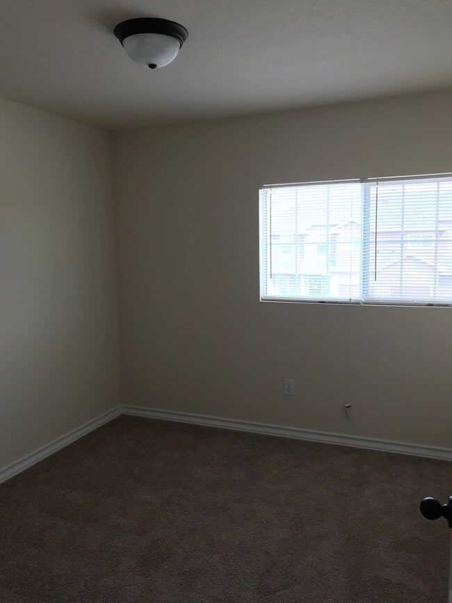 Building Photo - Town home for rent