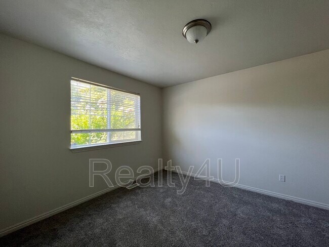 Building Photo - 1385 E 1120 S