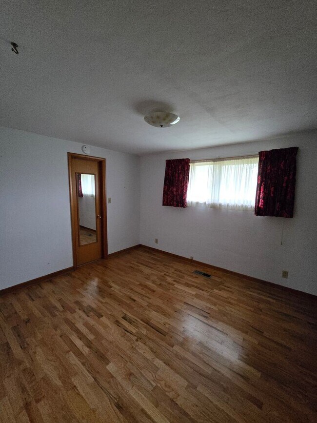 Building Photo - Pet Friendly 3 Bed / 2Bath Home with 2 Gar...