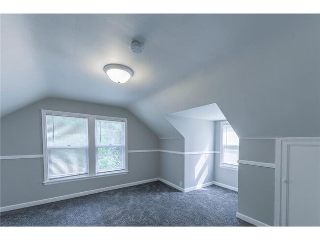 Building Photo - 11020 W River Rd