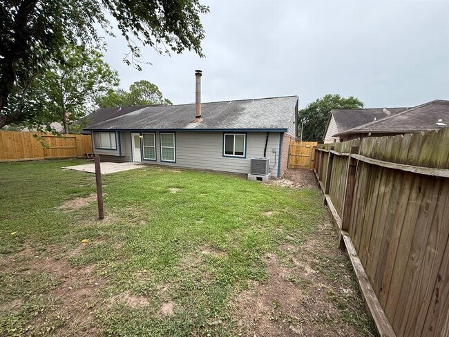 Building Photo - 2812 Forest Hills Dr