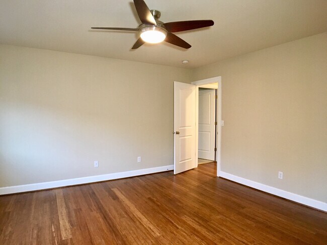 Building Photo - Stunning 3BD  Lake Shore Home with Office and Loft Area!  Gorgeous Finishes!