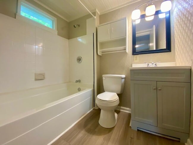 Building Photo - 1/2 MONTH FREE * 2-Bed 2 bath | 5 Minutes to Downtown) Yard wk included