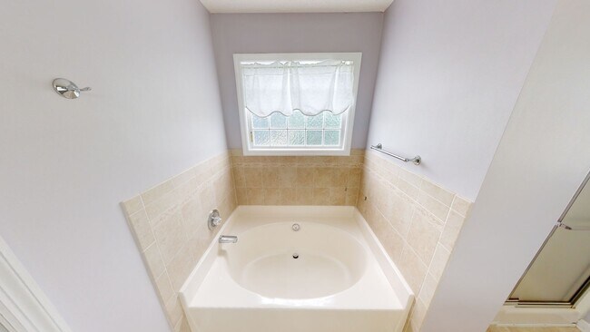 Building Photo - 4 Bedrooms in Sought After Neighborhood & ...