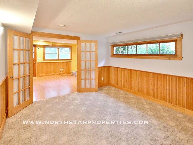 Building Photo - Great Lake Oswego Home Walking Distance to Everything