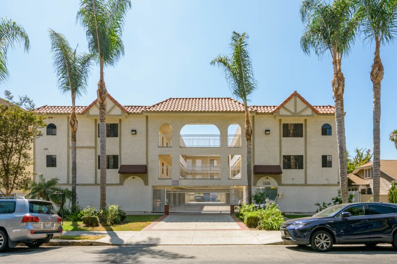 Building Photo - 1535 N Kenmore Ave