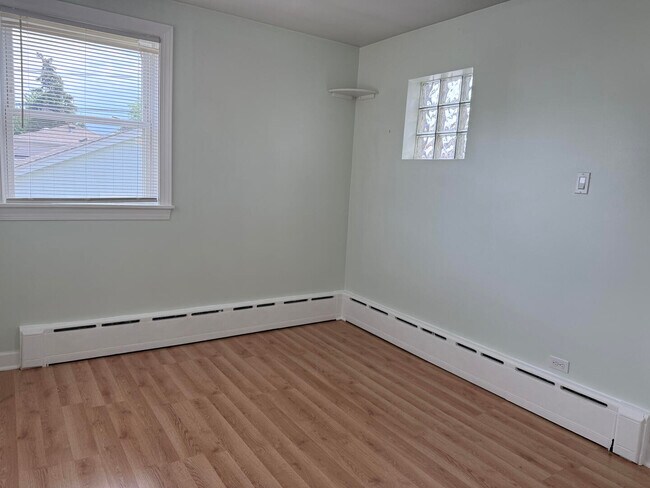 Building Photo - 3953 N Oleander Ave