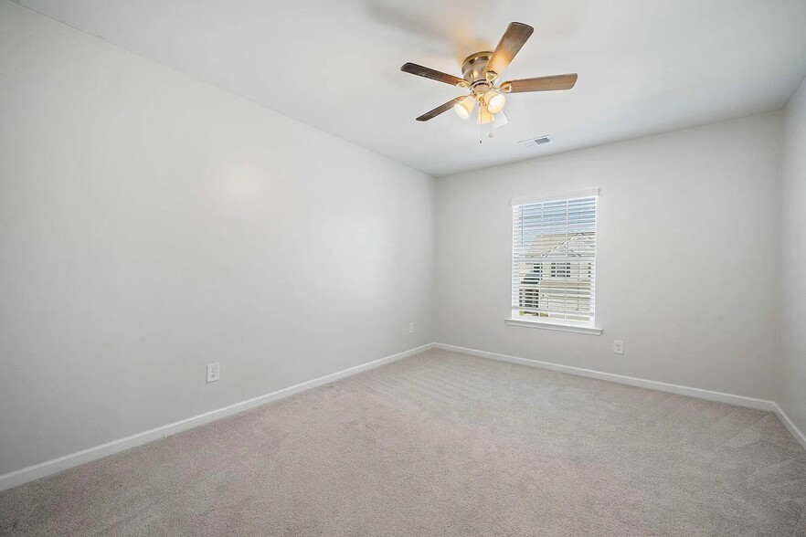 Building Photo - 1164 Mossy Rock Dr