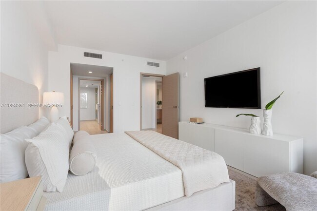 Building Photo - 10281 W Bay Harbor Dr