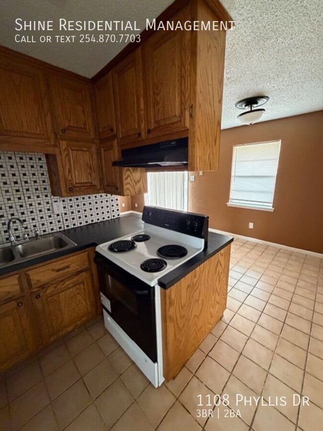 Building Photo - 1108 Phyllis Dr