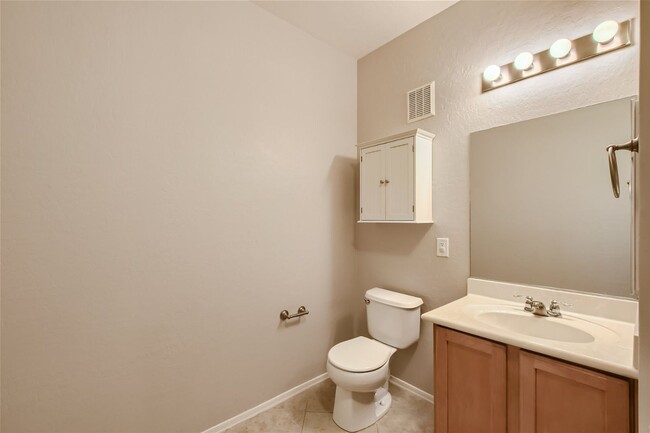 Building Photo - GATED 1ST FLOOR 2 BED, 2 BATH TOWNHOME IN ...