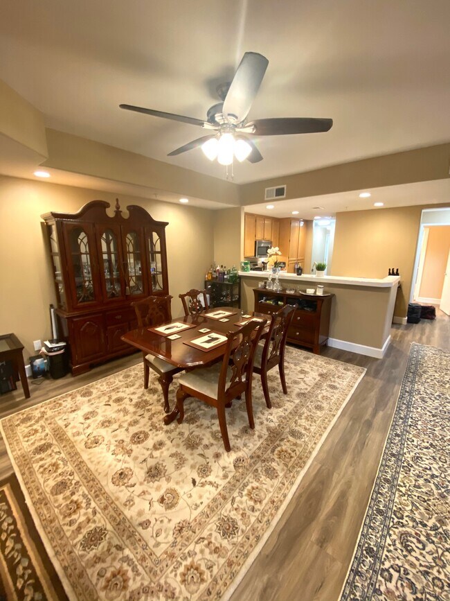 Building Photo - 1875 Baudouin Pl