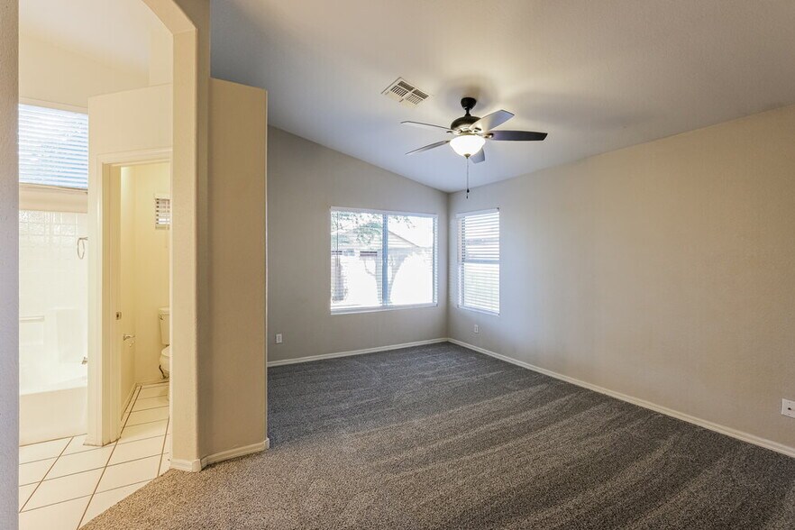 Building Photo - 8667 W Palm Ln