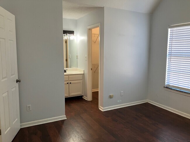 Building Photo - 7054 Foxhall Dr