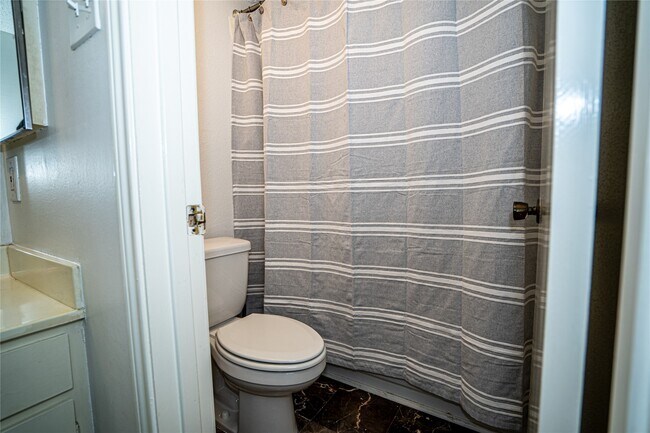 Building Photo - 1515 Sandy Springs Rd